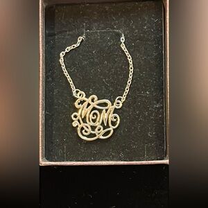 Elegant 'Mom' Script Necklace
